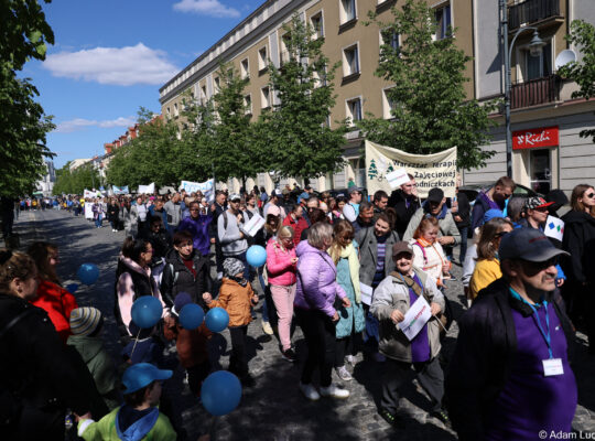 Kilkaset osób przeszło dziś przez centrum Białegostoku w Marszu Godności Osób Niepełnosprawnych