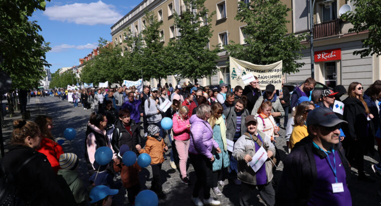 Kilkaset osób przeszło dziś przez centrum Białegostoku w Marszu Godności Osób Niepełnosprawnych