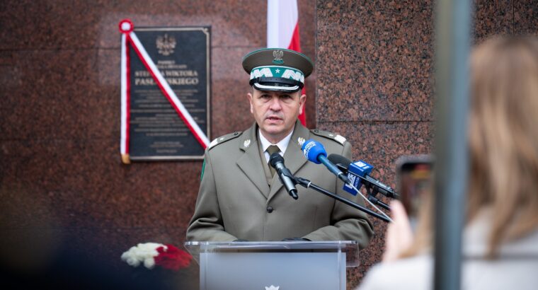 Białystok. Tablica upamiętniająca gen. Pasławskiego – pierwszego komendanta przedwojennej SG