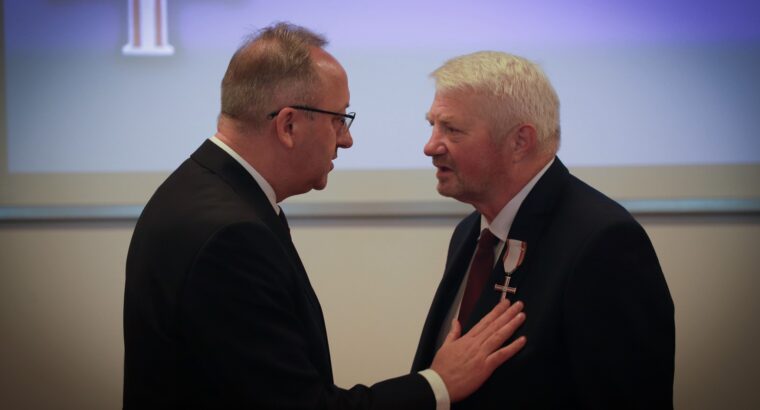 Białystok. Wręczono Krzyże Wolności i Solidarności za działania na rzecz niepodległości Polski