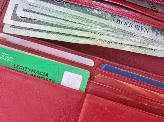 Waloryzacja i trzynasta emerytura – ZUS zakończył wysyłkę decyzji