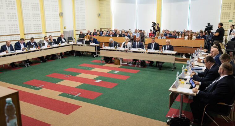 Absolutorium dla Zarządu Województwa Podlaskiego po siedmiu godzinach debaty