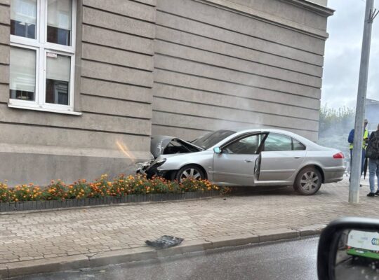 Białystok. Samochód wjechał w budynek III LO