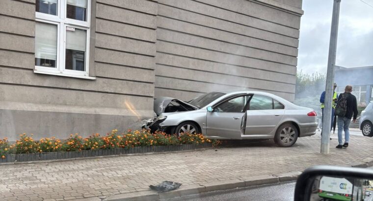 Białystok. Samochód wjechał w budynek III LO
