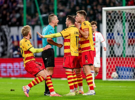 Jagiellonia Białystok żąda przejrzystości. Klub wysłał pismo do Przewodniczącego Kolegium Sędziów PZPN