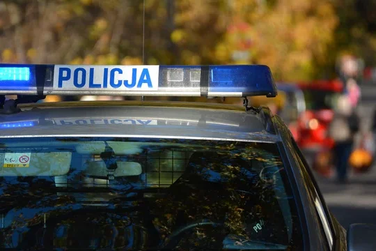 Białystok. Policjanci odnajdują matkę czteroletniej dziewczynki pozostawionej samej w piżamie