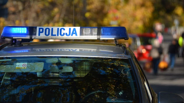 Białystok. Policjanci odnajdują matkę czteroletniej dziewczynki pozostawionej samej w piżamie