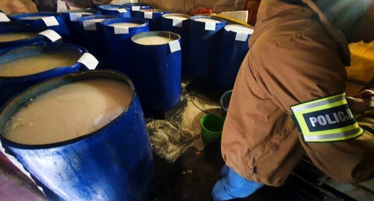 Akt oskarżenia przeciwko mężczyźnie za nielegalną produkcję alkoholu w gminie Czarna Białostocka