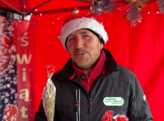 Bazar na Kawaleryjskiej. Andrzej Onopiuk rozdawał siano i rozmawiał z mieszkańcami