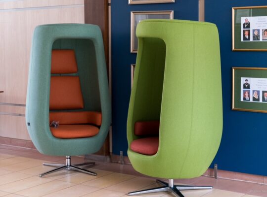 Na Uniwersytecie w Białymstoku pojawiły się fotele i budki akustyczne