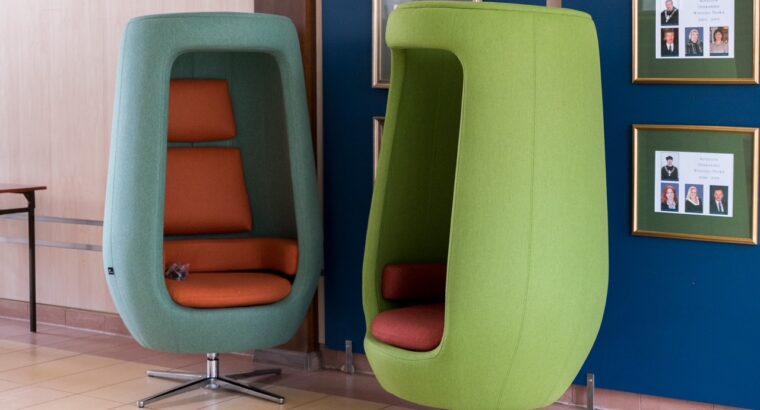 Na Uniwersytecie w Białymstoku pojawiły się fotele i budki akustyczne