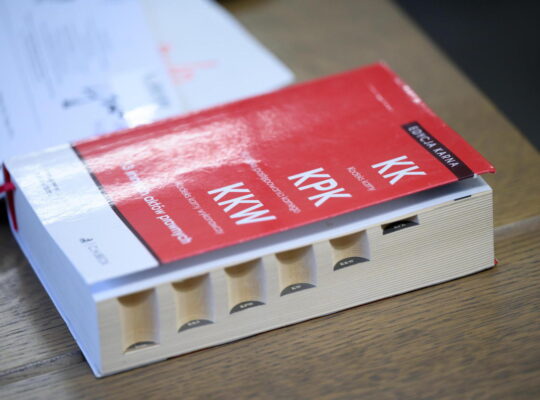 Białystok. Prawomocny wyrok na byłego policjanta za naruszenie nietykalności pracownicy komendy