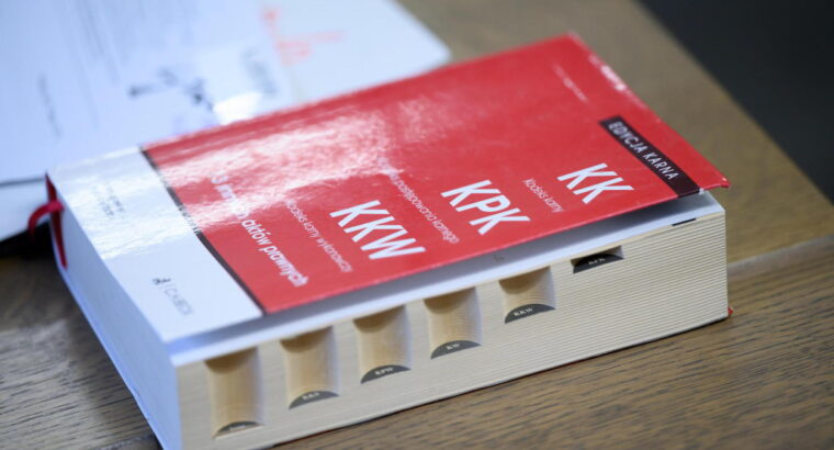 Białystok. Prawomocny wyrok na byłego policjanta za naruszenie nietykalności pracownicy komendy