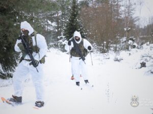 Mimo śniegu i mrozu żołnierze – ochotnicy z 1 Podlaskiej Brygady Obrony Terytorialnej szkolą się