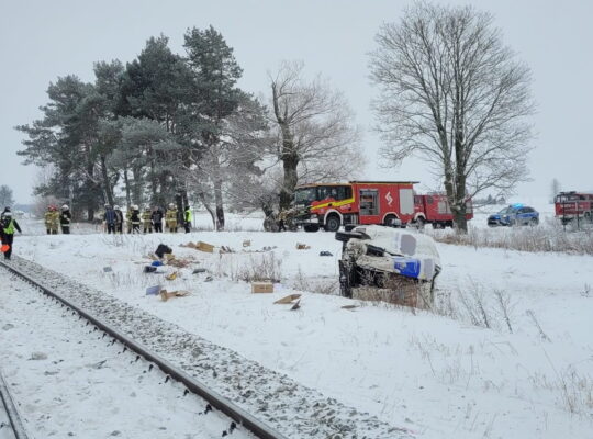 Bus nie wyhamował i uderzył w pociąg na trasie Białystok-Ełk