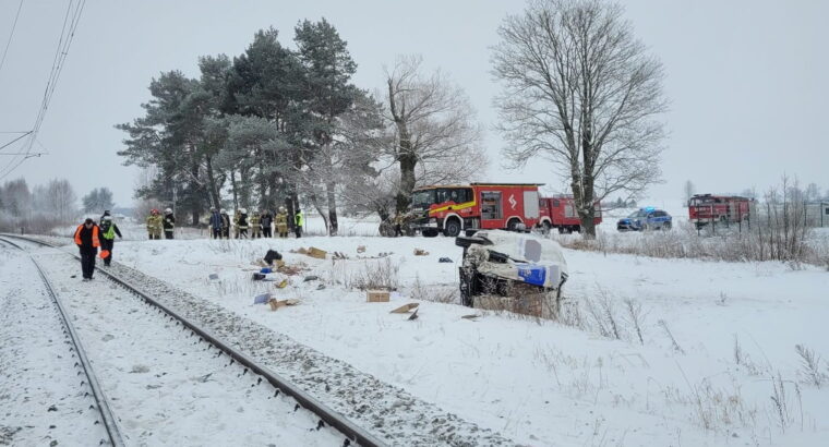 Bus nie wyhamował i uderzył w pociąg na trasie Białystok-Ełk