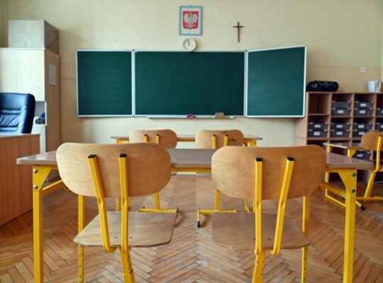 W ponad 80 szkołach w regionie odwołano we wtorek zajęcia w związku z mrozami