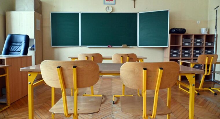 W ponad 80 szkołach w regionie odwołano we wtorek zajęcia w związku z mrozami