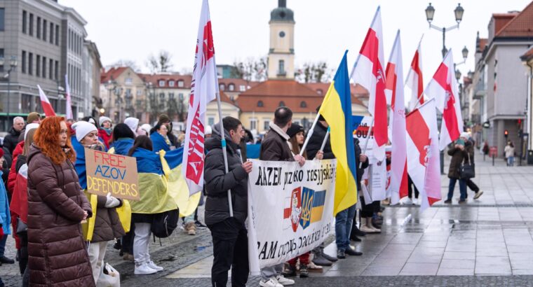 Białystok. Wiec solidarności z Ukrainą w czwartą rocznicę agresji Rosji na Ukrainę